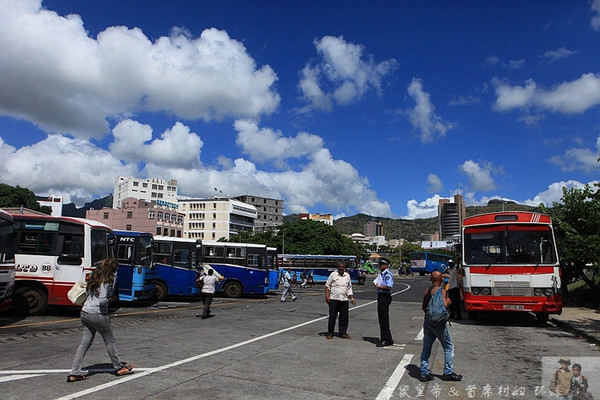在外国街头演唱中国乐器,在外国街头演奏市集音乐