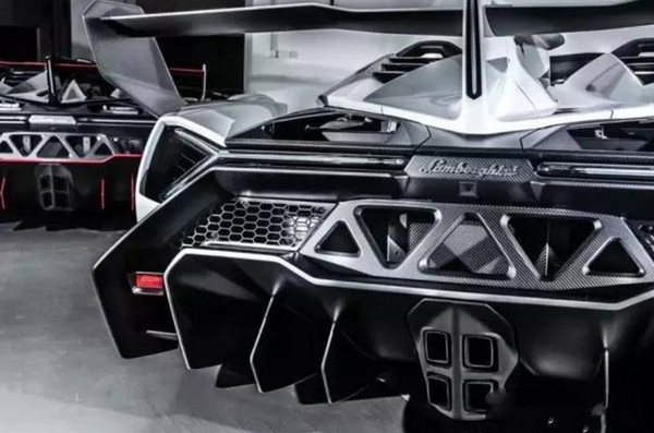 全球就9台的*博兰**基尼毒药，他一出手就买了俩，一黑一白