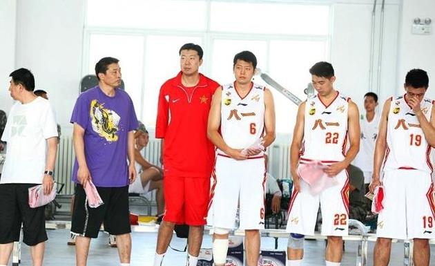 杨鸣最新生活完整视频,杨鸣和妻子结婚多久