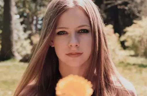 艾薇儿谈及病情,19岁艾薇儿近照