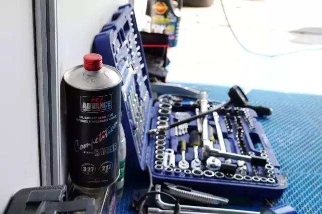 这个感觉倍儿爽,因为我们拿了12小时耐力赛的奖杯