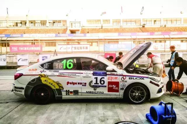 这个感觉倍儿爽,因为我们拿了12小时耐力赛的奖杯