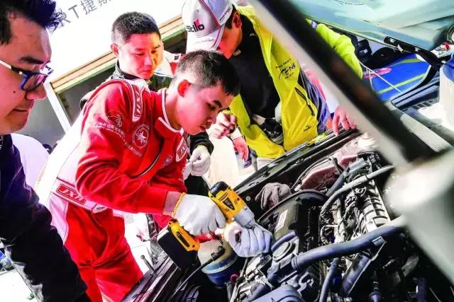 这个感觉倍儿爽,因为我们拿了12小时耐力赛的奖杯