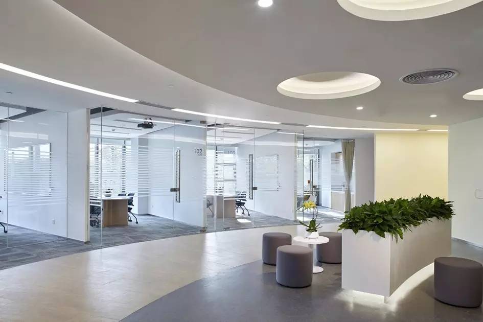 现代办公楼设计高级感,珠海现代简约办公楼会议室装修