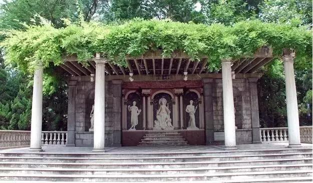 中山公园一进门是什么,中山公园怎么静悄悄的