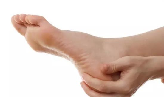 跑步后脚后跟疼的10天走不了路,跑步第二天脚后跟疼走一会就好了