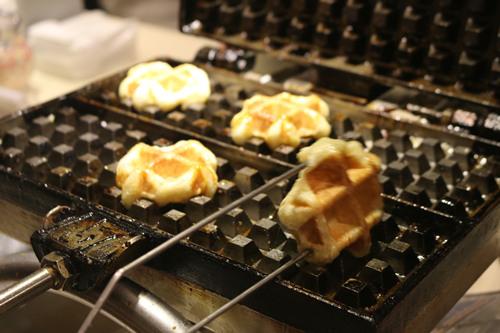 老板,一杯热朱古力,一份烈日窝夫+士多啤梨酱······