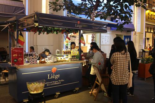 老板,一杯热朱古力,一份烈日窝夫+士多啤梨酱······