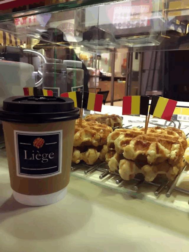 老板,一杯热朱古力,一份烈日窝夫+士多啤梨酱······