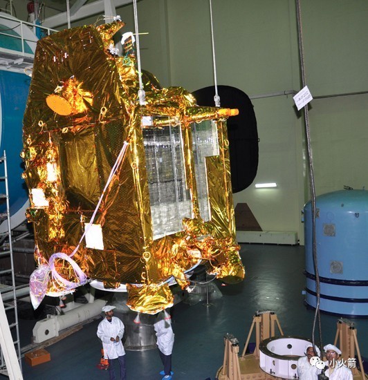 卫星上黄色膜是什么,卫星表面金色薄膜