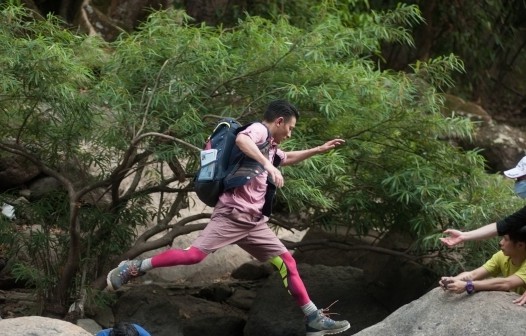 刘德华朱丽倩十指紧扣返港视频,刘德华回老家探亲