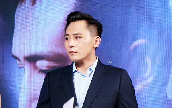 他成名多年身家惊人，去外国媳妇生混血娃娃，座驾要实用不讲排场