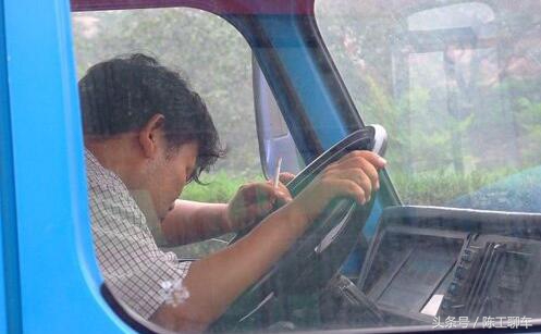 跑高速长途如何避免犯困,跑高速最容易犯困怎么能提神搞笑