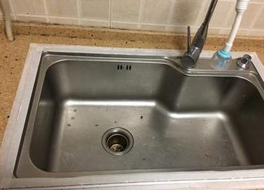 厨房水槽橱柜泡水烂掉,厨房水槽缝发霉了