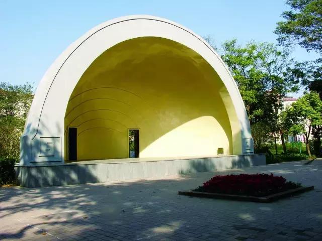 中山公园一进门是什么,中山公园怎么静悄悄的