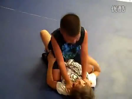 尴尬!7岁男孩骑在小女孩肚子上,被邻居看到他却说……