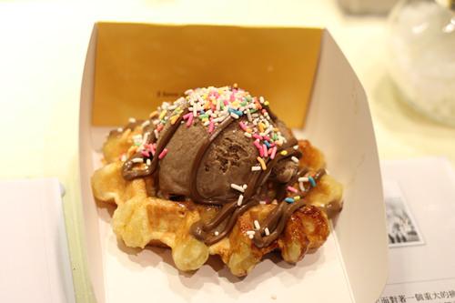 老板,一杯热朱古力,一份烈日窝夫+士多啤梨酱······