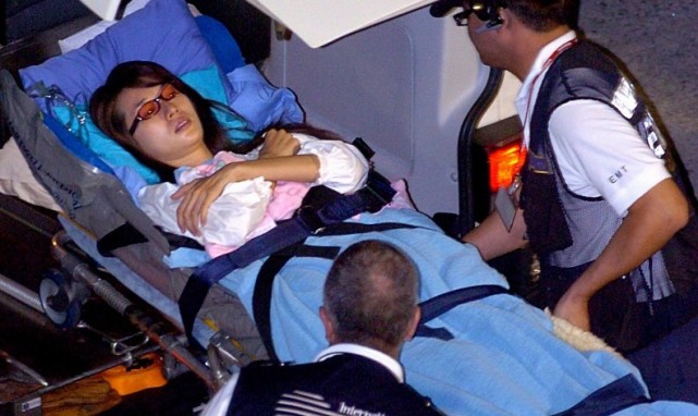 刘德华朱丽倩十指紧扣返港视频,刘德华回老家探亲