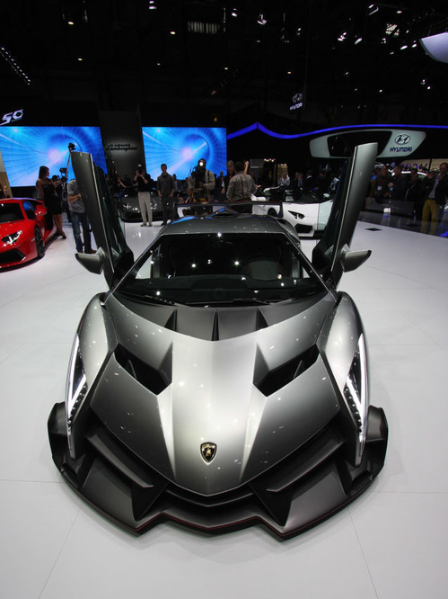 全球就9台的*博兰**基尼毒药，他一出手就买了俩，一黑一白