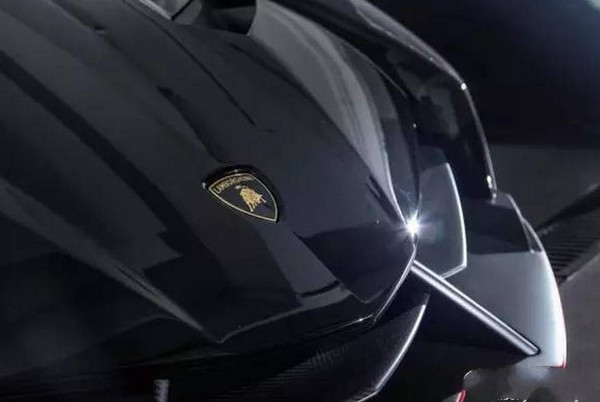 全球就9台的*博兰**基尼毒药，他一出手就买了俩，一黑一白