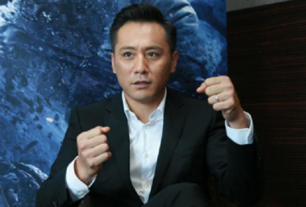 他成名多年身家惊人，去外国媳妇生混血娃娃，座驾要实用不讲排场