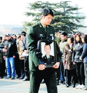 杨鸣最新生活完整视频,杨鸣和妻子结婚多久