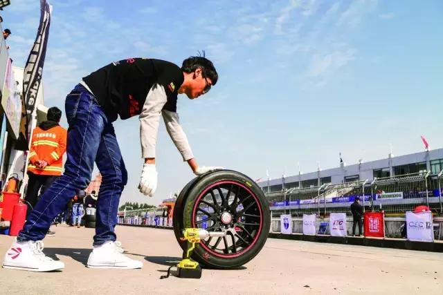 这个感觉倍儿爽,因为我们拿了12小时耐力赛的奖杯