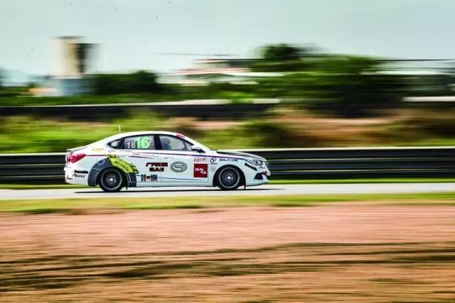 这个感觉倍儿爽,因为我们拿了12小时耐力赛的奖杯