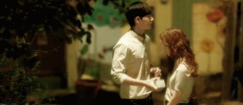 他为了她，踢坏了宾馆的门