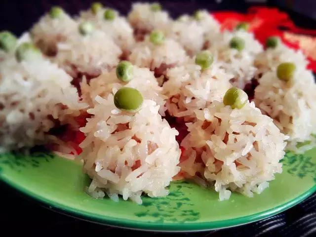 千里奔波只为一年一顿的年夜饭,记忆中的年夜饭人间至味是团圆