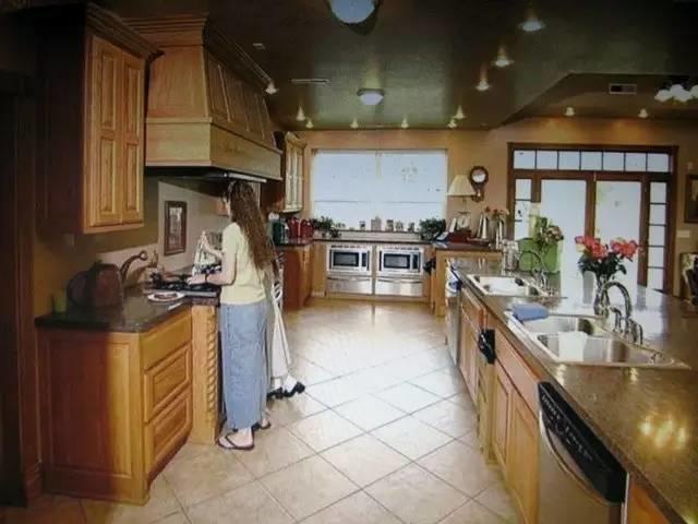 美国夫妇二十五年生十九子女,领着福利还想继续生下去!