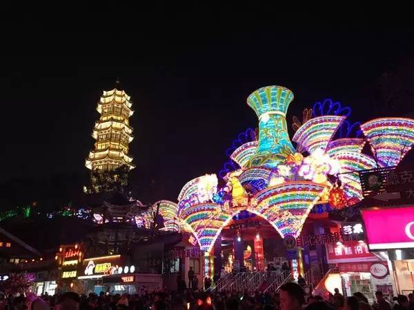 自贡第30届灯会,自贡今年灯会65岁是否免票观灯