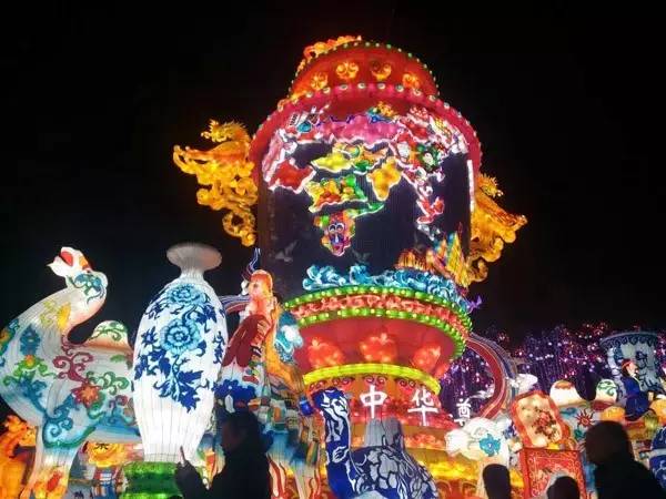 自贡第30届灯会,自贡今年灯会65岁是否免票观灯