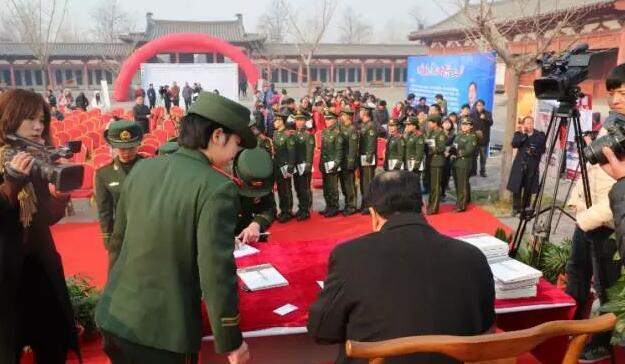 《我们走在大路上》新书签售在巩义杜甫故里举行