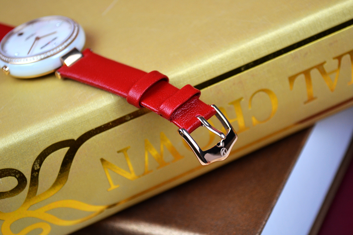 有水晶有钻石，能测UV会自拍，续航8个月，为妹子而生的智能表