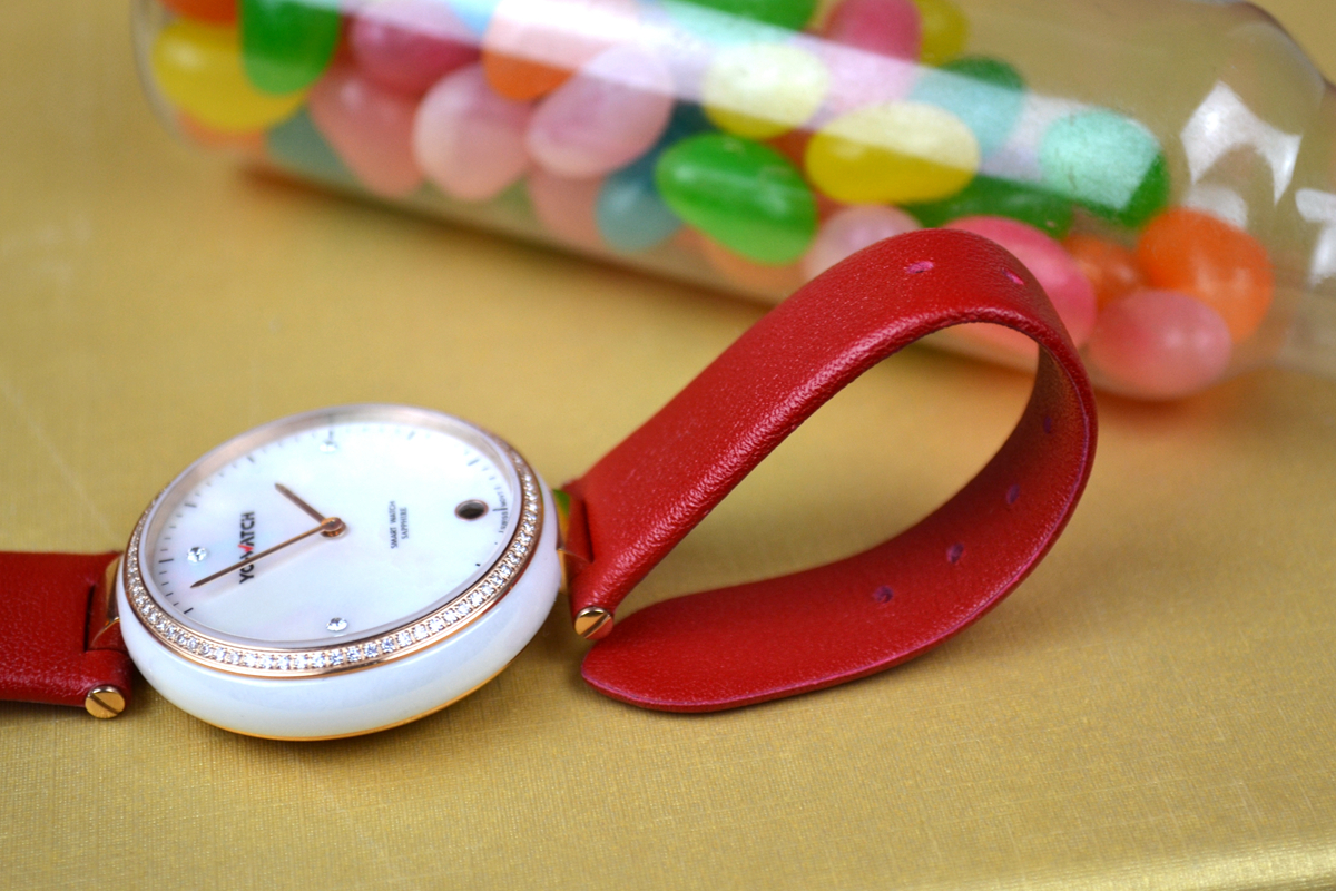 有水晶有钻石，能测UV会自拍，续航8个月，为妹子而生的智能表