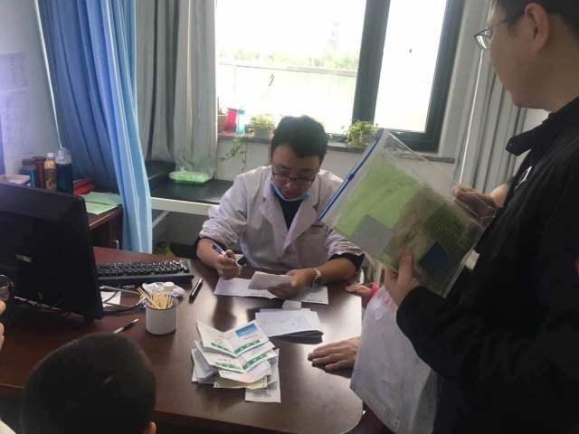 轮状病毒呕吐给孩子吃什么药,轮状病毒腹泻治疗中儿童又呕吐