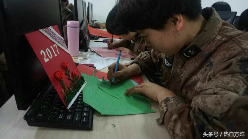 军人节日贺卡制作过程,边防官兵贺卡制作过程