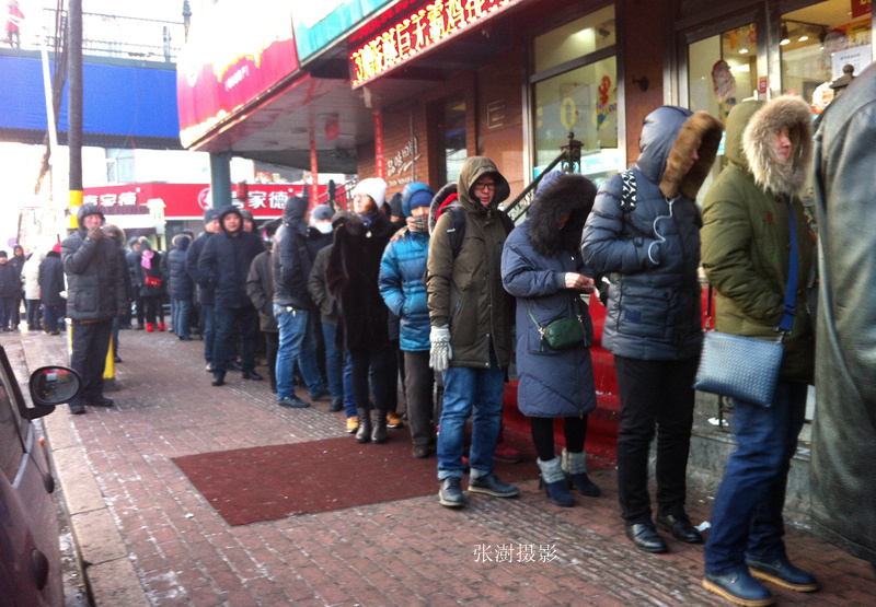 民众零下12度寒风中排队,上万民众寒风排队数小时