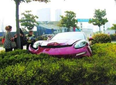 他从未开过车却敢答应与人飙车,豪车中途冲进绿化带