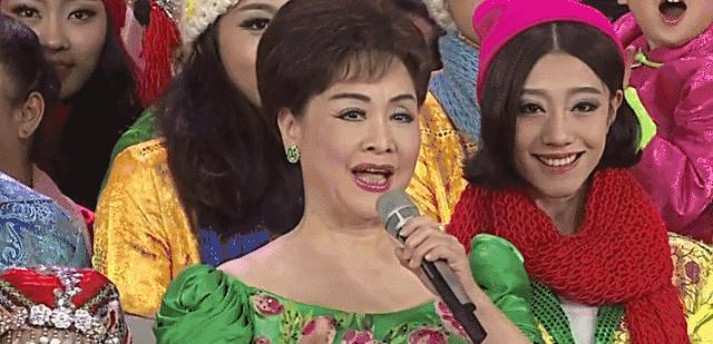 春晚舞台上的常青树，送走一首又一首神曲，却越唱越传神