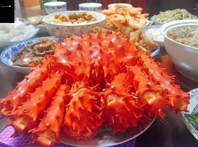 千里奔波只为一年一顿的年夜饭,记忆中的年夜饭人间至味是团圆