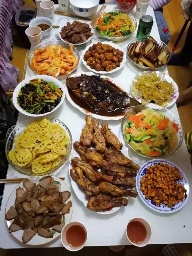 千里奔波只为一年一顿的年夜饭,记忆中的年夜饭人间至味是团圆
