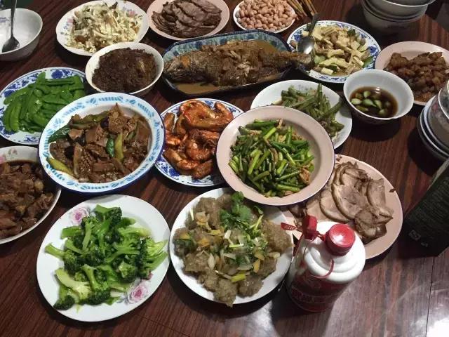 千里奔波只为一年一顿的年夜饭,记忆中的年夜饭人间至味是团圆