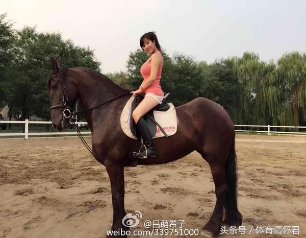 台球美女裁判绝技惊人,能双腿夹碎核桃比下潘晓婷