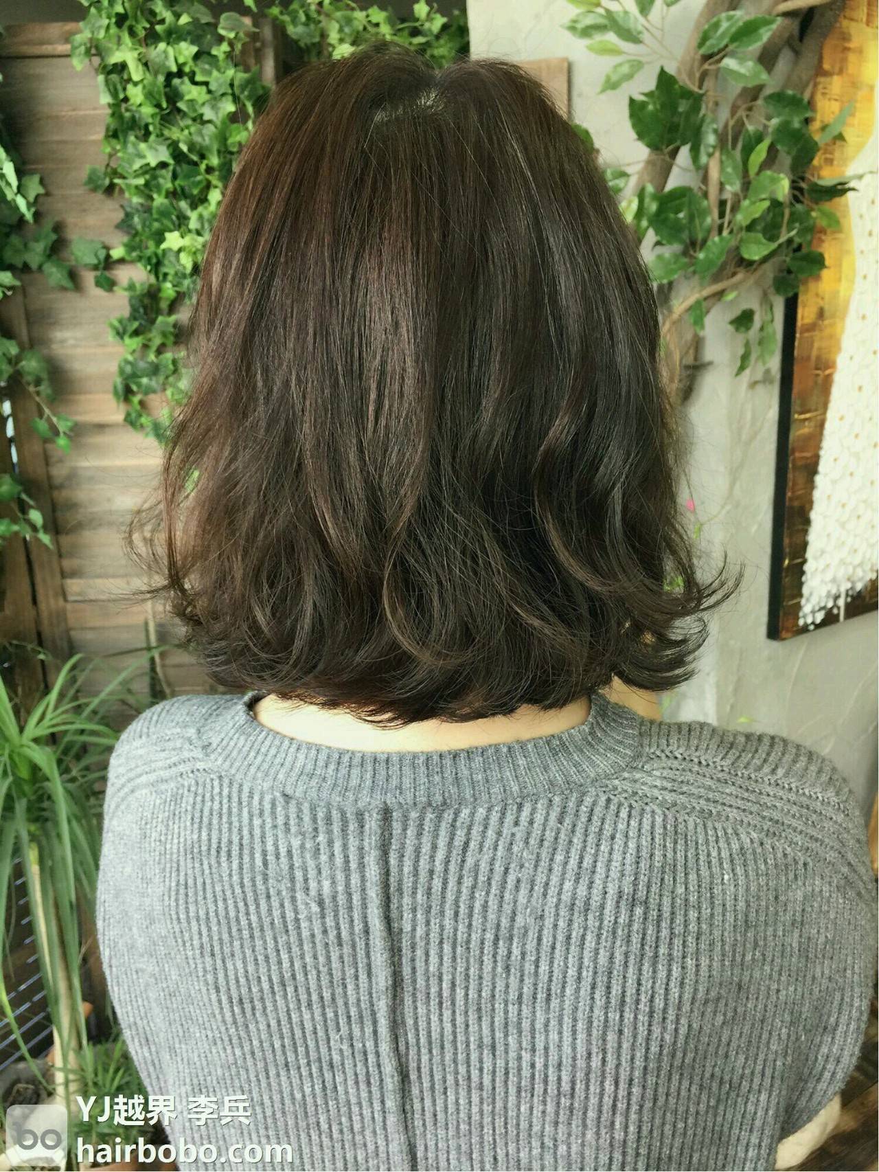 担心新染的头发掉色用什么洗发水,染过深色的头发想染出雾感发色