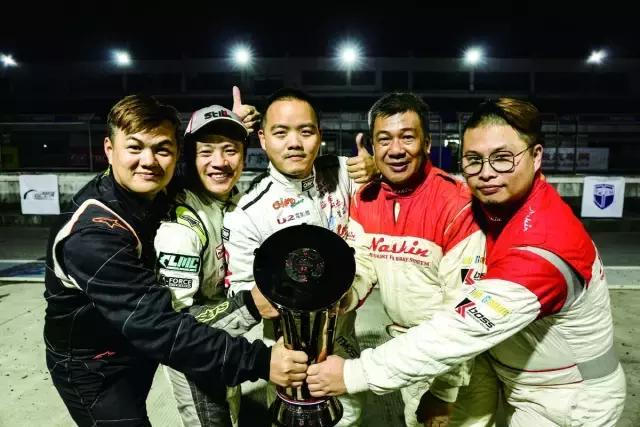 这个感觉倍儿爽,因为我们拿了12小时耐力赛的奖杯