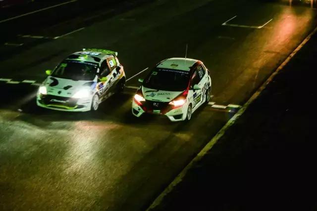 这个感觉倍儿爽,因为我们拿了12小时耐力赛的奖杯