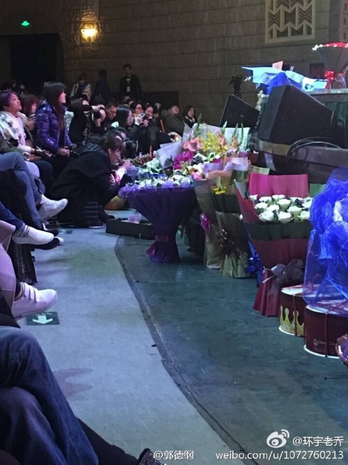 郭德纲晒封箱照打脸曹云金：这才是花花世界网友：一起吐槽吧