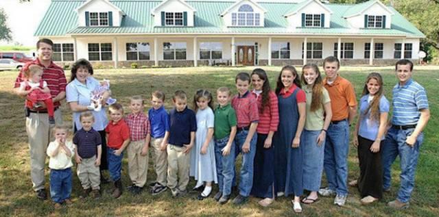 美国夫妇二十五年生十九子女,领着福利还想继续生下去!